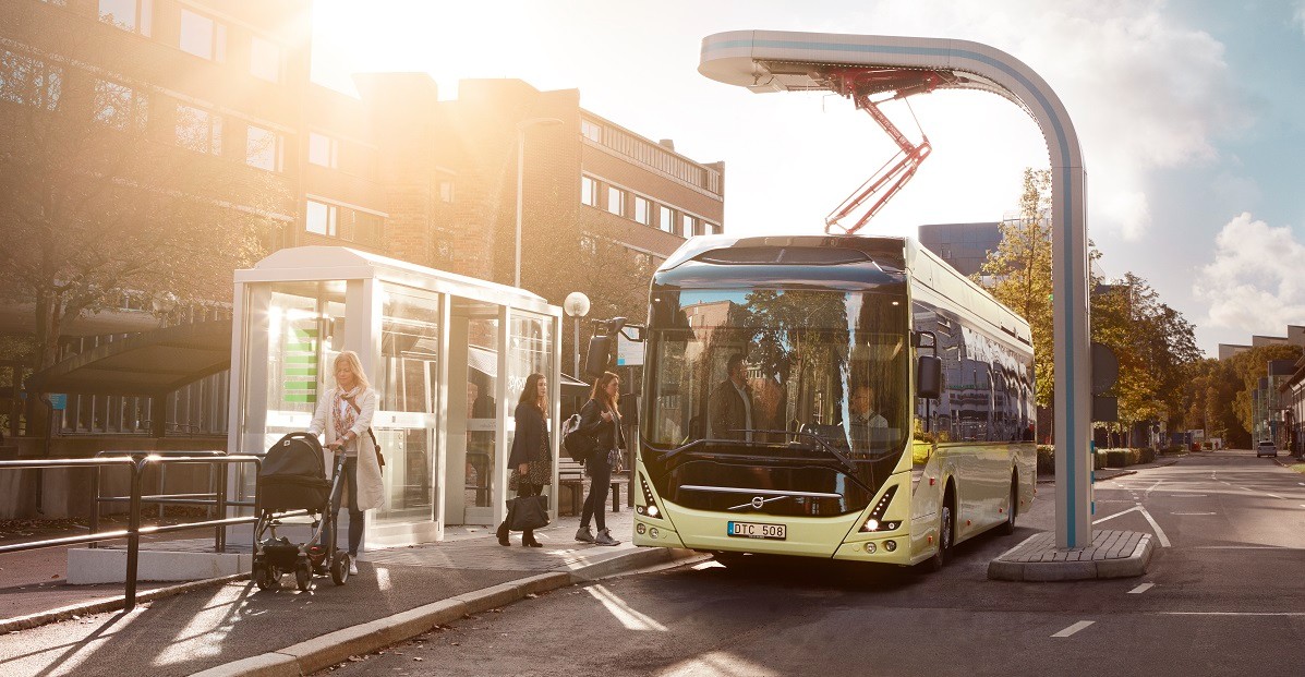 7900 Electric Exterior 2015_0470_Charging_at_bus_stop.jpg